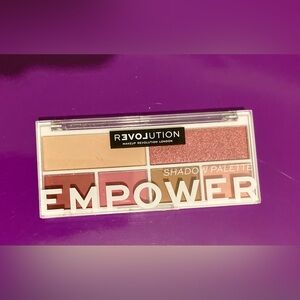 REVOLUTION MAKEUP REVOLUTION LONDON
SHADOW PALETTE